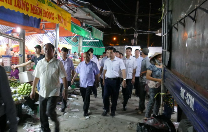 Gần 5 giờ sáng, Thủ tướng xuống xe, ông rảo bước vào khu trung tâm chợ đầu mối rau quả lớn nhất khu vực nội thành Hà Nội, nhiều người dân bất ngờ về sự hiện diện của người đứng đầu Chính phủ - Ảnh: LÊ KIÊN