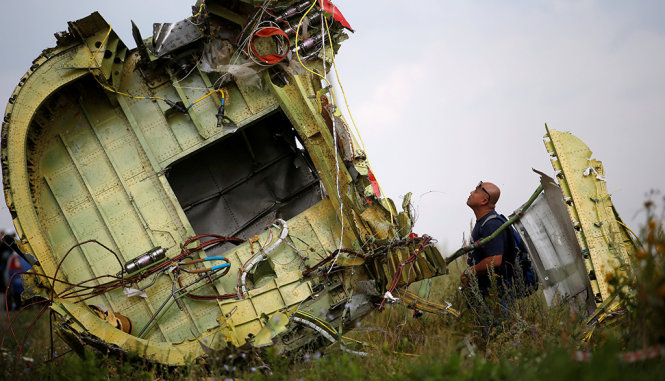 Một chuyên gia giám sát máy bay MH17 rớt - Ảnh: Reuters