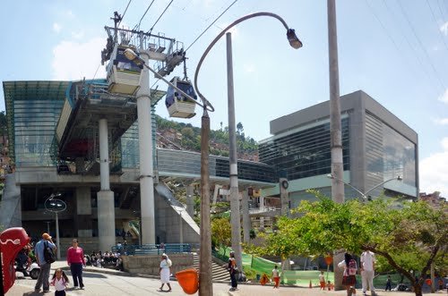 Ga cáp treo nối với ga đườngđô thị, khép kín mạng lưới giao thông công cộng. Trong ảnh là ga Santo Domingo - Nguồn : M.lopaisa.com
