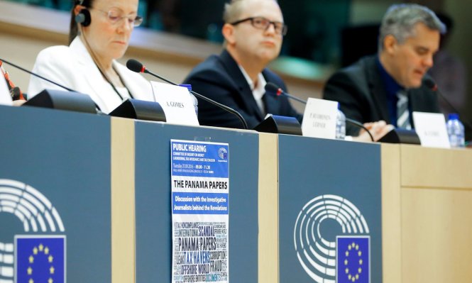 Các nghị sĩ tham gia phiên điều trần đầu tiên của nghị viện châu Âu về vụ tài liệu Panama ở Brussels ngày 27-9 - Ảnh: EPA