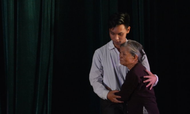 Khi bà ngoại bất ngờ xuất hiện trên sân khấu, Hưng vội chạy ra ôm chầm lấy bà vì xúc động - Ảnh: Hà Thanh