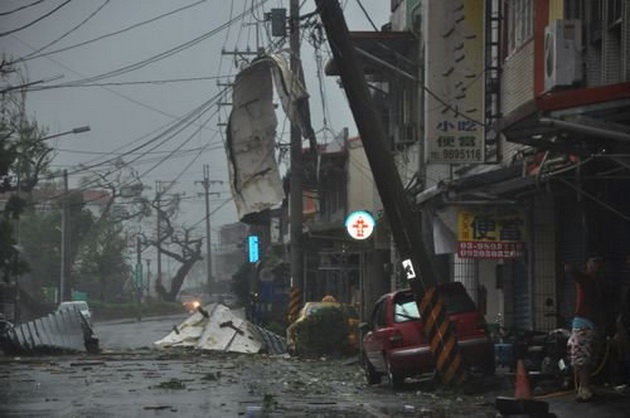 Cột điện ngả nghiêng trong bão - Ảnh: 
Focus Taiwan