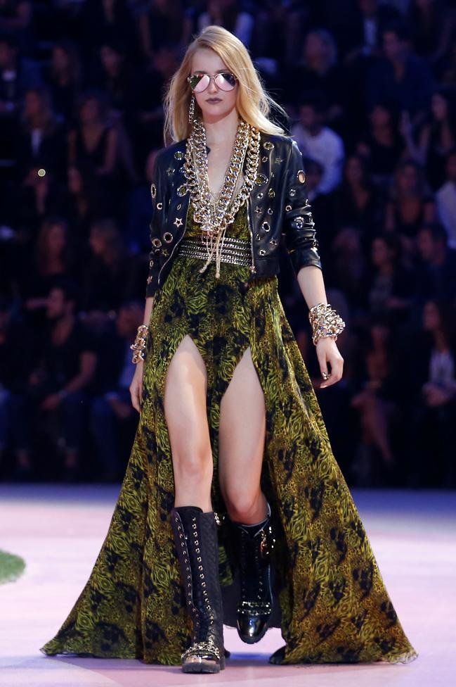 Một người mẫu sảy bước trên sàn Milan Fashion Week 2016