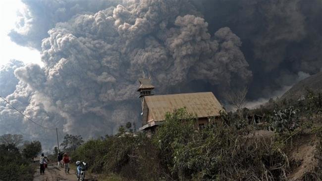 Núi lửa Sinabung phun trào dữ dội năm 2014 làm 16 người chết - Ảnh: AFP