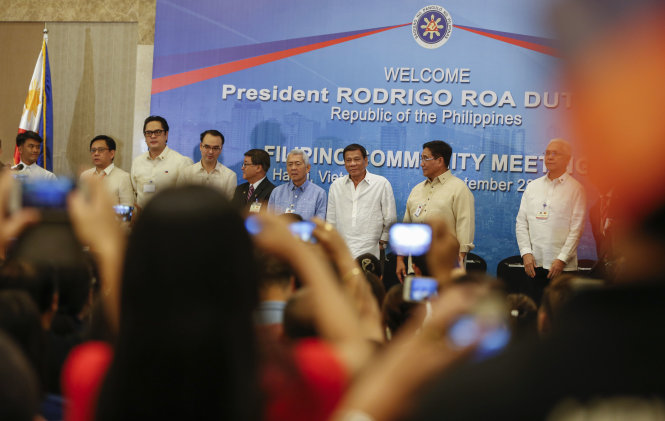 Tổng thống Philippines Rodrigo Duterte gặp Cộng đồng người dân Philippines tại Hà Nội - Ảnh: Việt Dũng