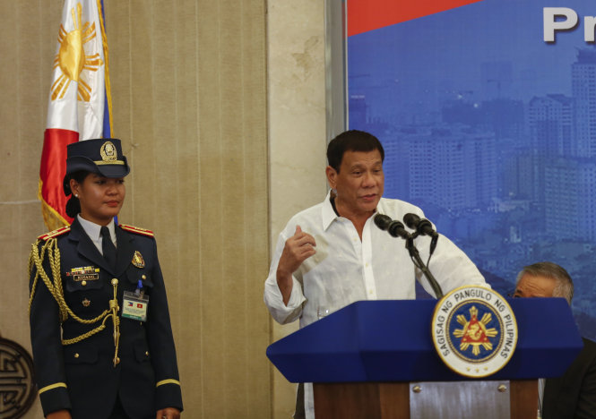 Tổng thống Philippines Rodrigo Duterte phát biểu trước Cộng đồng người dân Philippines tại Hà Nội - Ảnh: Việt Dũng