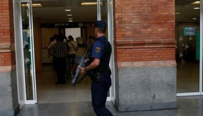 Cảnh sát tuần tra ở ga xe lửa tại thủ đô Madrid, Tây Ban Nha - Ảnh: Reuters