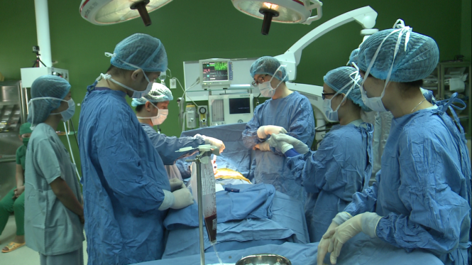 Với sự giúp đỡ, hỗ trợ của các chuyên gia Nhật Bản, BV Đà Nẵng thực hiện ca ghép tế bào gốc điều trị chấn thương tủy sống đầu tiên tại Đà Nẵng - Ảnh: ĐOÀN CƯỜNG
