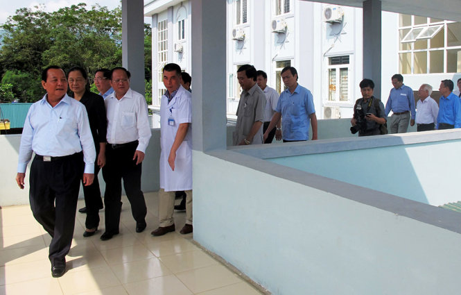 Đoàn công tác đến thăm và làm việc với Bệnh viện Mường Ảng
