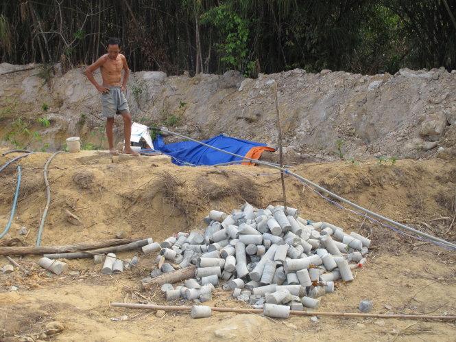 Mùa khô 2016, ông Nguyễn Văn Bình (nhà ở ấp Khu Tượng, xã Cửa Dương) thuê thợ khoan giếng sâu 65 mét, qua nhiều lớp đá để tìm nguồn nước cứu vườn tiêu nhưng bất thành - Ảnh: DUY KHÁNH