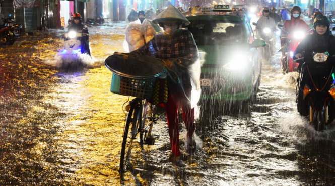 Người dân ở Sài Gòn chật vật đi lại trong cơn mưa lớn chiều tối 26-9 - Ảnh: QUANG ĐỊNH