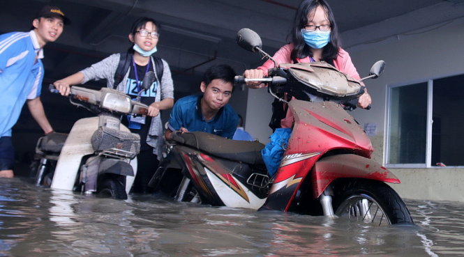 800 xe máy của sinh viên bị ngập nước được ký túc xá ĐH Quốc gia TP.HCM hỗ trợ 60.000 đồng, tiền công sửa xe và một tháng gửi xe miễn phí - Ảnh: NGỌC HIỂN