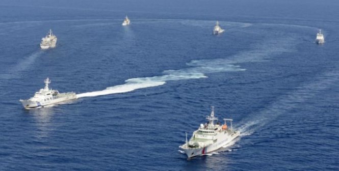 Các tàu của lực lượng hải giám Trung Quốc và tàu của cảnh sát biển Nhật Bản ở gần quần đảo Senkaku/Điếu Ngư trên biển Hoa Đông - Ảnh: Reuters