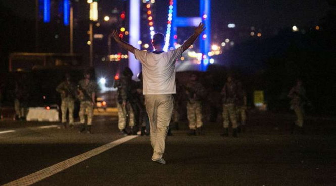 Một người dân Thổ Nhĩ Kỳ ngăn quân đảo chính trên cầu Bosphorus ở Istanbul  đêm 15-7 - Ảnh: AFP