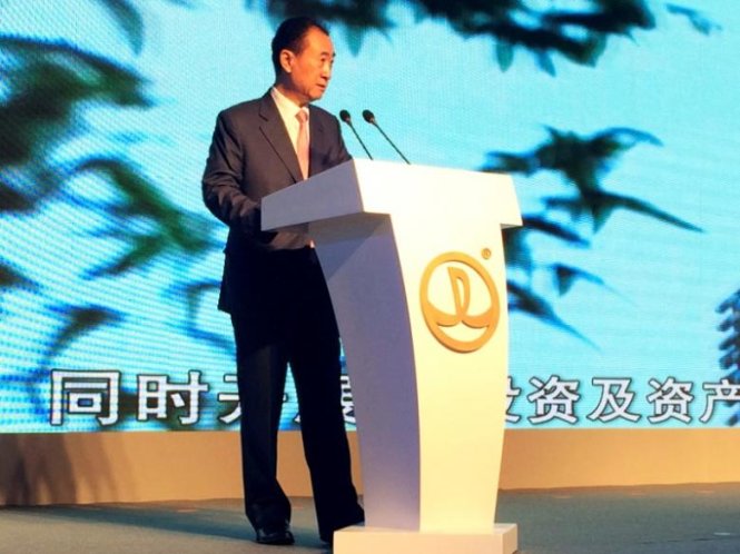Ông Wang Jianlin, chủ tịch tập đoàn Dalian Wanda phát biểu trong một cuộc họp báo tại Bắc Kinh - Ảnh: Reuters