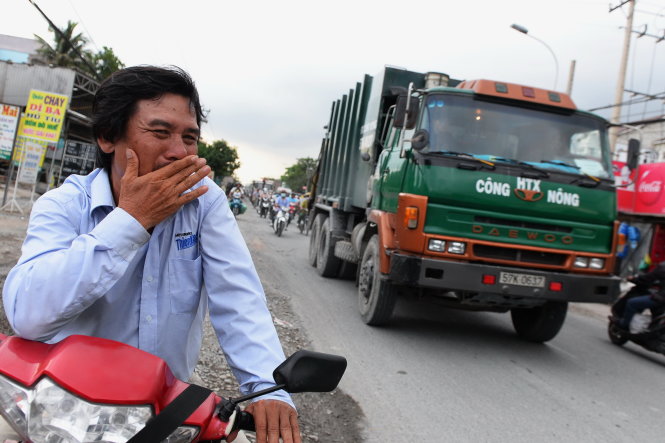 Một tài xế xe ôm cho biết xe vận chuyển rác vào Khu liên hợp xử lý rác thải Đa Phước cũng phát tán mùi hôi - Ảnh: N.DƯƠNG