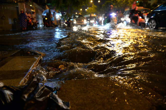 Cơn mưa lớn chiều 26-9 khiến đường Trường Sơn (Q.Tân Bình, TP.HCM) bị ngập nặng. Người dân mong sớm được dự báo mưa chính xác để có phương án “tự cứu” - Ảnh: HỮU KHOA