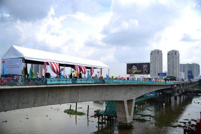 Cầu Sài Gòn trong dự án Metro Bến Thành - Suối Tiên sau khi được hợp long sáng ngày 30-9 – Ảnh: HỮU THUẬN
