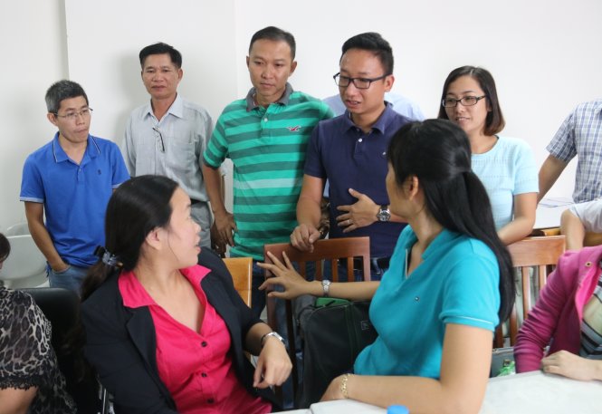Các cư dân chung cư Giai Việt đang thắc mắc vì sao Văn phòng Đăng ký đất đai TP không giao sổ cho cư dân - Ảnh: TIẾN LONG