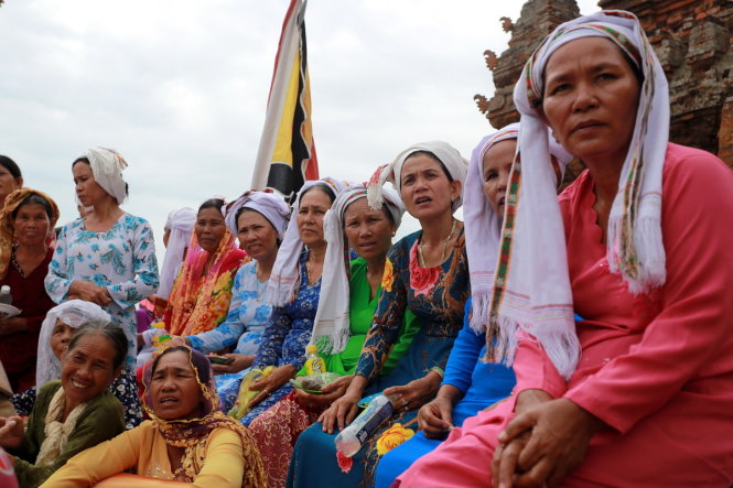 Những phụ nữ Chăm trong trang phục truyền thống tại buổi dâng lễ vật lên các vị thần - Ảnh: TIỀN THÀNH