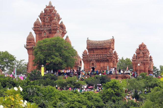 Tháp Pô Klong Garai trong ngày lễ Katê - Ảnh: TIỀN THÀNH