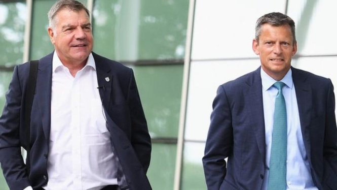 HLV Allardyce (trái) đối mặt với án phạt cấm hoạt động bóng đá. Ảnh: BBC