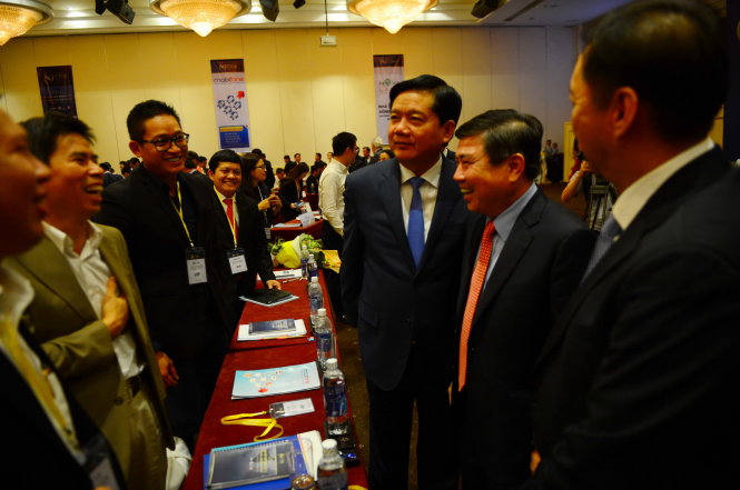 Bí thư Thành ủy TP.HCM Đinh La Thăng và Chủ tịch UBND TP.HCM Nguyễn Thành Phong trao đổi với các CEO tại diễn đàn - Ảnh: Q.ĐỊNH