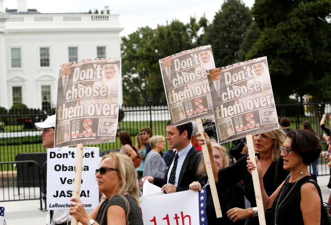 Biểu tình trước Nhà Trắng ngày 20-9 phản đối quyết định phủ quyết của ông Obama đối với JASTA - Ảnh: Reuters