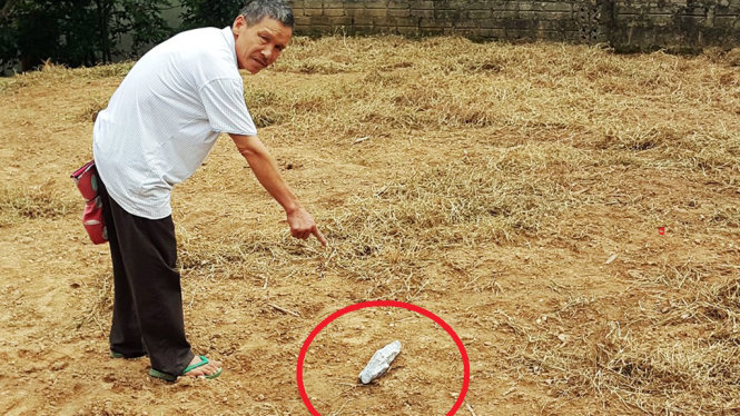 Một hòn đá bay vào vườn nhà dân xóm Liên Tân, xã Thọ Hợp, huyện Quỳ Hợp (Nghệ An) do nổ mìn làm đường - Ảnh: D.HÒA