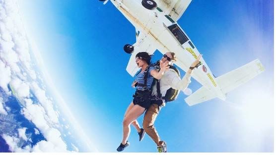 Amy Seder và Brandon Burkley nhảy dù từ máy bay