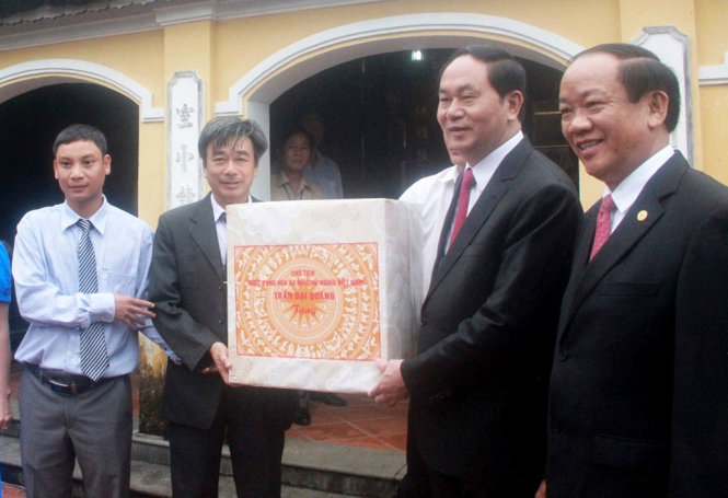 Chủ tịch nước tặng quà ban quản lý di tích nhà lưu niệm cụ Huỳnh
