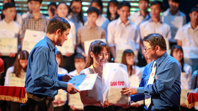 Ông Y Nhuân Byă, bí thư Tỉnh đoàn Đắk Lắk (trái) và ông Hồ Ngọc Phong Hải, phó bí thư Tỉnh đoàn Lâm Đồng (phải) trao học bổng cho các tân sinh viên các tỉnh Tây nguyên - Ảnh: TIẾN THÀNH