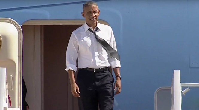 Ông Obama đợi ông Clinton đến sốt cả ruột - Ảnh chụp từ clip