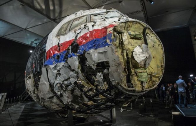 Các mảnh vỡ của máy bay MH17 được ráp lại để phục vụ điều tra tại Gilze Rijen, Hà Lan - Ảnh: Reuters