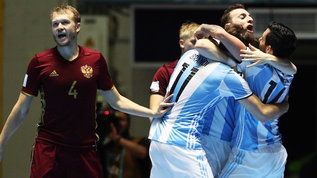Các cầu thủ futsal Argentina (phải) ăn mừng chiến thắng trước Nga. Ảnh: FIFA