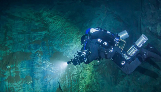 Một nhà thám hiểm Ba Lan khám phá hang nước Hranice Abyss - Ảnh: AP
