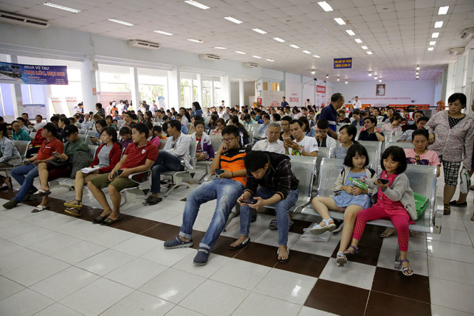 Người dân tập trung tại ga Sài Gòn mua vé tàu tết Đinh Dậu - Ảnh: ĐỨC PHÚ
