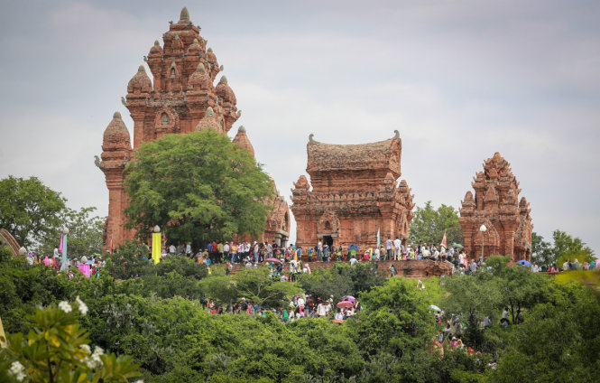 Đông đảo người dân và du khách tới cúng tế, thăm quan quần thể tháp Pô Klong Garai trong ngày khai hội Katê - Ảnh: TIẾN THÀNH