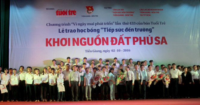 Học bổng “Tiếp sức đến trường” dành cho 77 tân sinh viên vượt khó học giỏi hai tỉnh Tiền Giang và Bến Tre - Ảnh: Mậu Trường