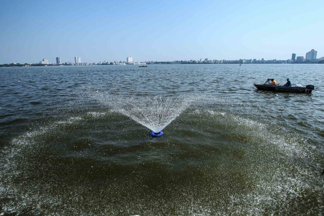 Chính quyền địa phương đã nắp đặt hàng loạt thiết bị chuyên dụng để  tăng cường lượng oxy cho Hồ Tây - Ảnh: Nguyễn Khánh