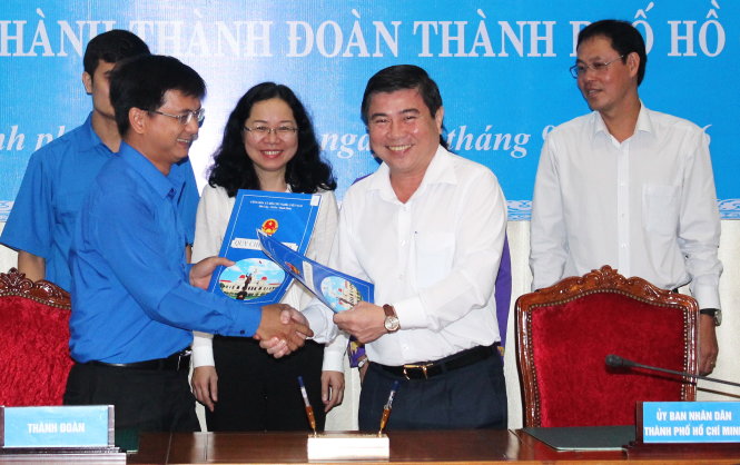 Chủ tịch UBND TP Nguyễn Thành Phong và Bí thư Thành đoàn Nguyễn Mạnh Cường đại diện hai bên ký quy chế phối hợp công tác - Ảnh: Q.L.