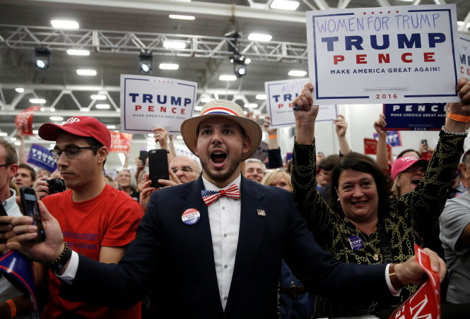 Những người ủng hộ ứng viên Donald Trump hào hứng nghe ông phát biểu tại Manheim, bang Pennsylvania ngày 1-10 - Ảnh: Reuters