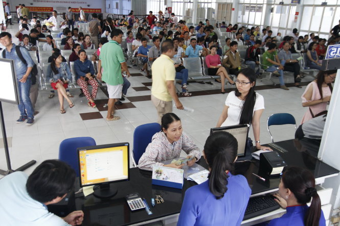 Người dân mua vé tàu Tết Đinh Dậu tại ga Sài Gòn - Ảnh: ĐỨC PHÚ