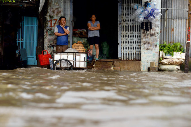 Nước bao vây một nhà dân trên đường Nguyễn Hữu Cảnh - Ảnh: HỮU KHOA