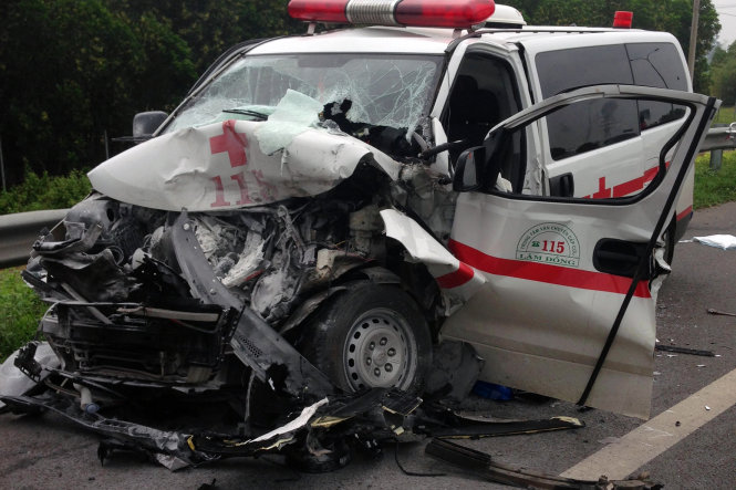 Xe cấp cứu bị hư hỏng nặng sau tai nạn - Ảnh: VEC E cung cấp