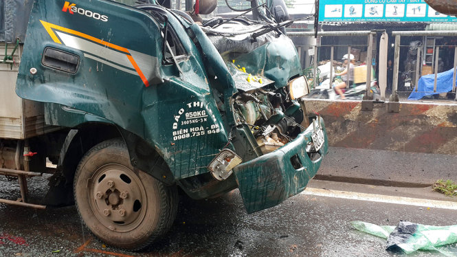 Đầu xe tải bị hư hỏng nặng sau tai nạn - Ảnh: A Lộc
