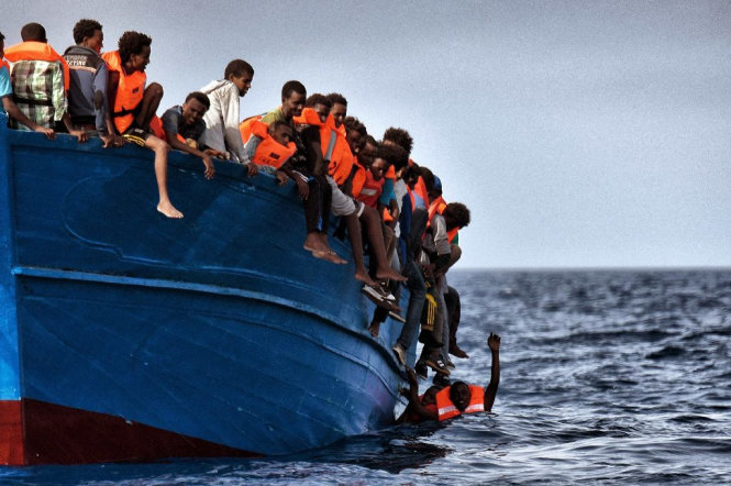 Một chiếc tàu nhồi nhét người di cư được hải cảnh Ý cứu trong ngày 3-10 - Ảnh: AFP