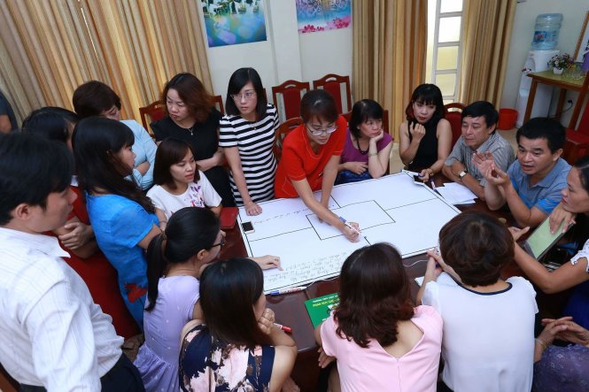 Giờ thảo luận của các phụ huynh cùng giáo viên chủ nhiệm về biện pháp tăng tính tự học cho học sinh ở trường THPT Phan Huy Chú, Hà Nội. Ảnh: Chu Hà Linh.