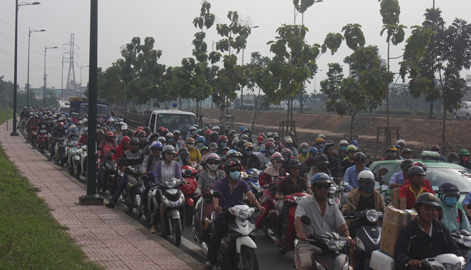 Đại lộ Phạm Văn Đồng ùn tắc do tình hình ngập nước - Ảnh Đ.PHÚ