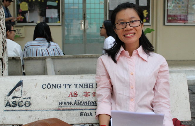 Trần Thị Gương trong ngày đến Trường ĐH Khoa học xã hội và nhân văn (ĐH Quốc gia TP.HCM) nhận giấy chứng nhận tốt nghiệp tạm thời, để về đi xin việc - Ảnh: Hà Bình